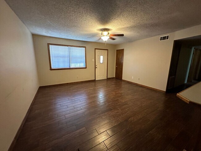 Building Photo - 603 Twin Oaks Dr
