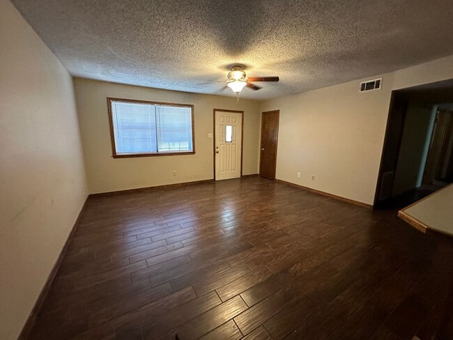 Foto del edificio - 603 Twin Oaks Dr