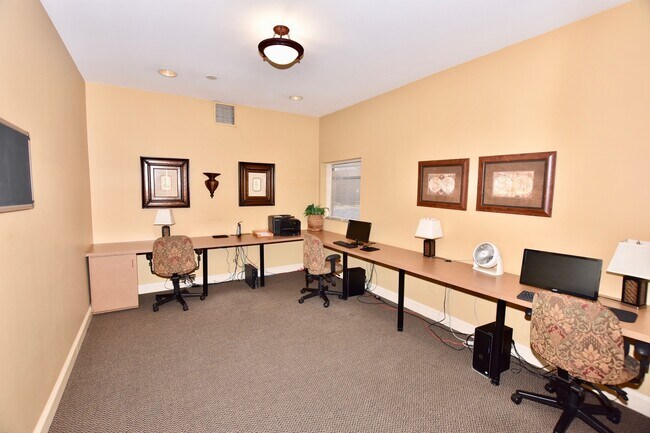 Building Photo - 906 Ridge Sq