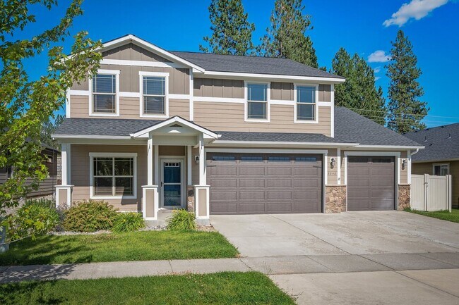 Foto del edificio - 5 bed 2.5 bath with office and 4 car garage