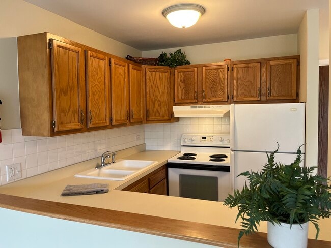 Building Photo - 5900 Oakwood Dr