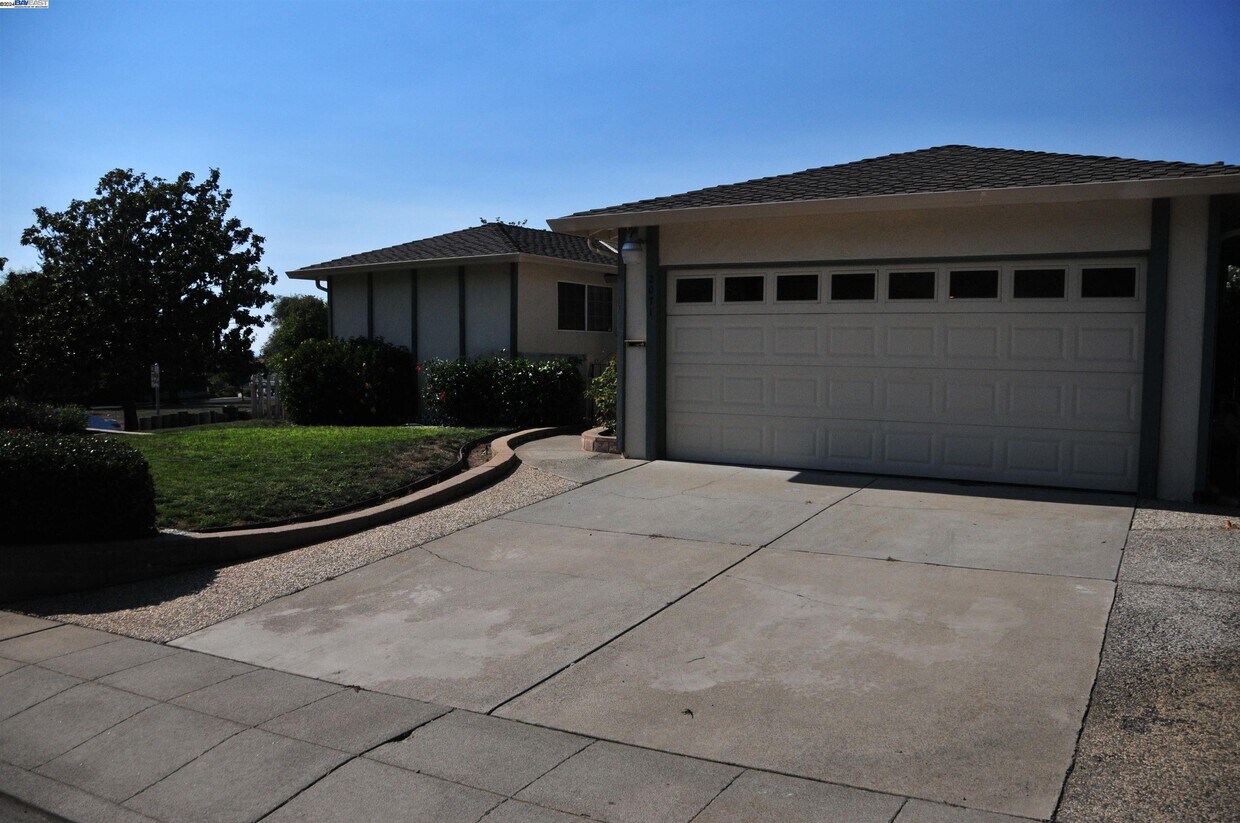 Primary Photo - 2071 Seacliff Dr