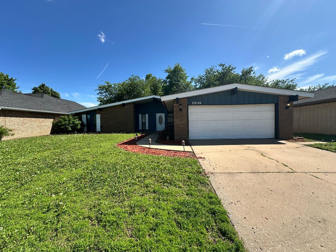 Foto principal - FOR RENT: Charming 3-Bedroom, 2-Bath Home ...