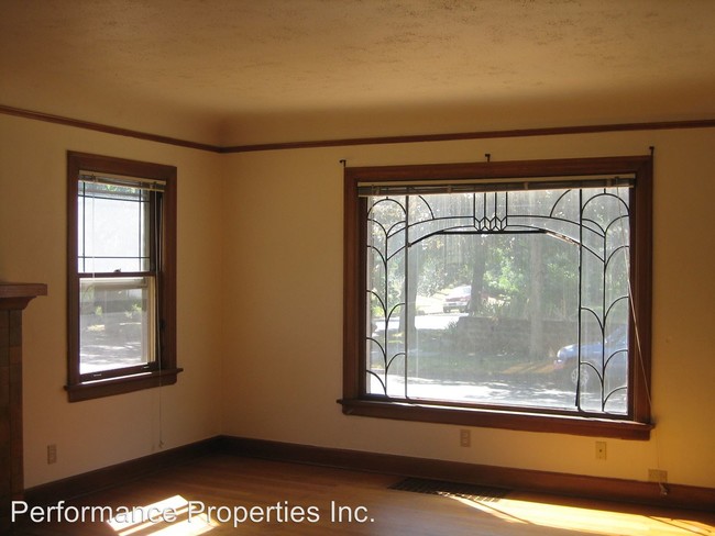 Building Photo - 1035 NE Siskiyou St