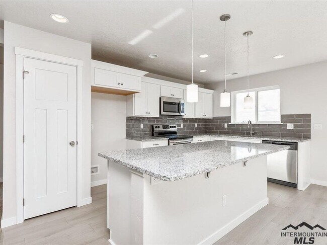 Foto del edificio - 3 Bedroom House For Rent with High End Finishes-Available Aug 5th!