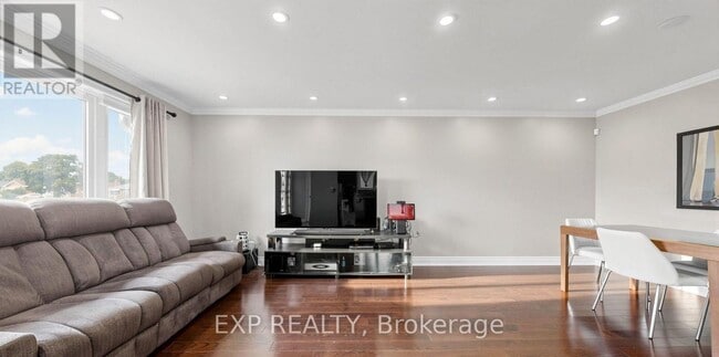 Building Photo - 71 Addington Crescent