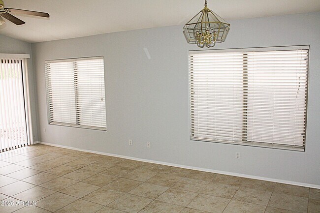 Foto del edificio - 13232 W Desert Ln