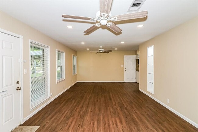Building Photo - 6910 Cole Creek Dr