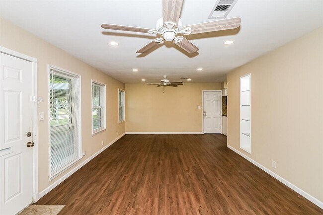Foto del edificio - 6910 Cole Creek Dr