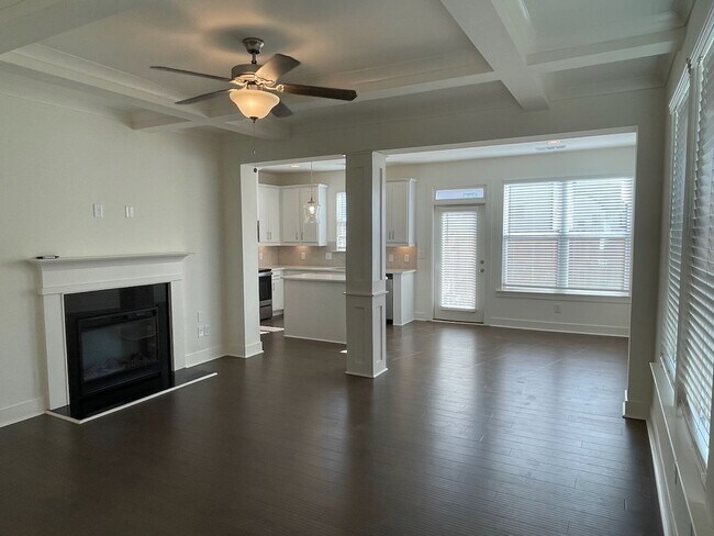 Building Photo - Townhouse in the Lovely Townes of Auburn