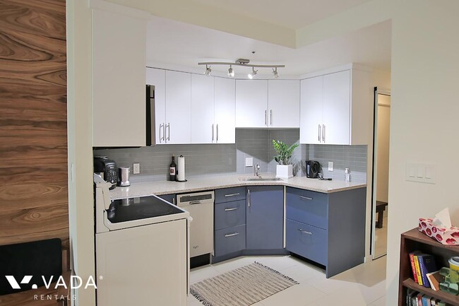 Building Photo - Harbourside Park Coal Harbour Apartment Re...