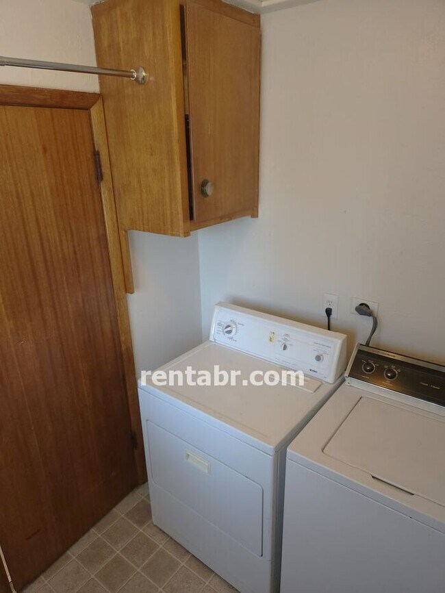 Building Photo - Available NOW! Walk to Sloans Lake & Highl...