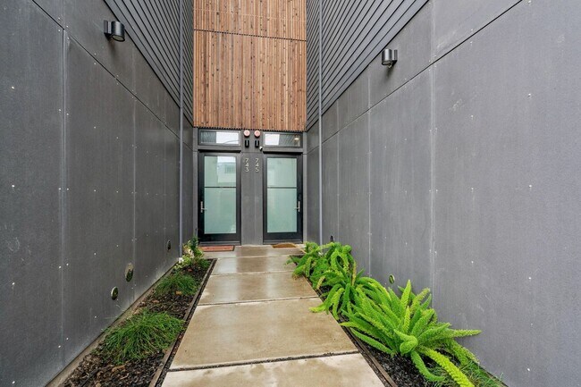 Foto del edificio - Modern 3BR Home in Prime Temescal Location