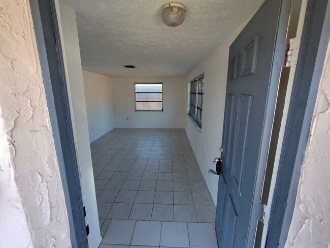 Building Photo - COMING SOON! 1/1 Apartment Close to Downto...