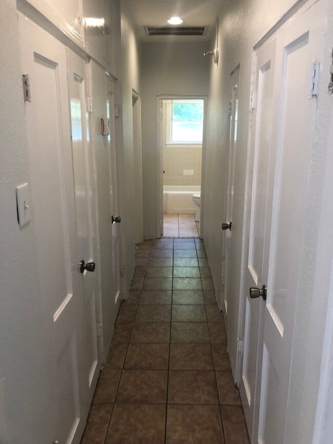 Building Photo - 1004 James Ct