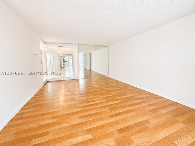 Building Photo - 3660 Inverrary Dr