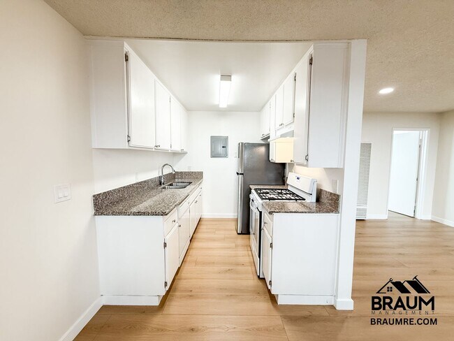 Foto del edificio - 6612 Sylmar Ave