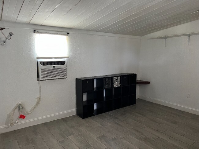 Foto del edificio - 2806 Tropic Rd