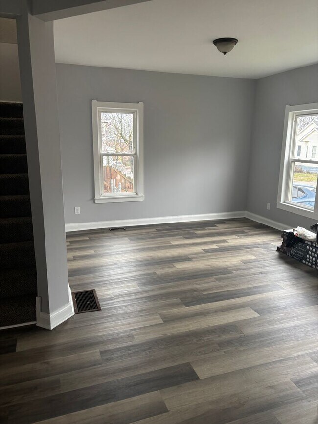 Building Photo - 3bd Single Cleveland East Side Cash Pay