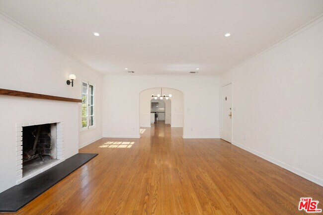 Foto del edificio - 135 N Orange Dr