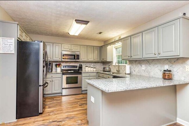 Foto del edificio - 145 Candlewood Dr