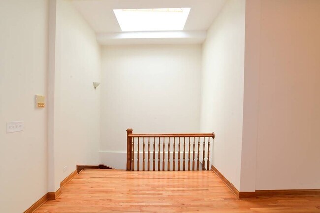 Foto del edificio - 859 W Newport Ave