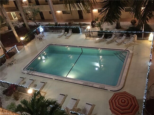 Foto del edificio - 2121 Collier Ave