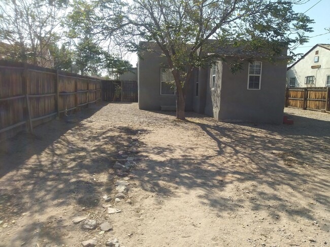 Foto del edificio - 2 bedrooms, 1 bath, fenced yard near CNM, UNM