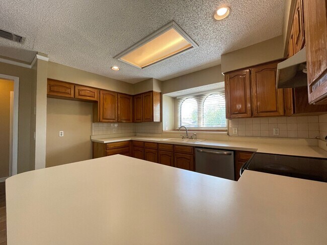 Foto del edificio - 3 Bedroom 2 Bath and 2 Car Garage