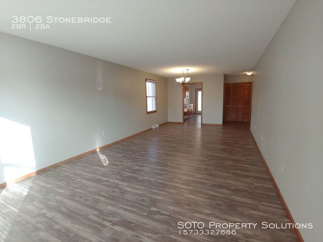 Building Photo - 2BD/2BA Pet-Friendly Duplex