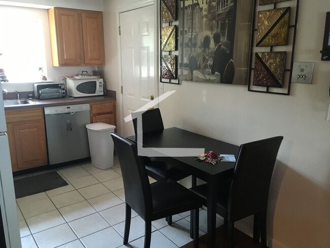 Building Photo - NICE BRIGHTON 2 BEDROOM ALONG TRAIN LINE W...