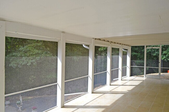 Building Photo - Brooks Lane