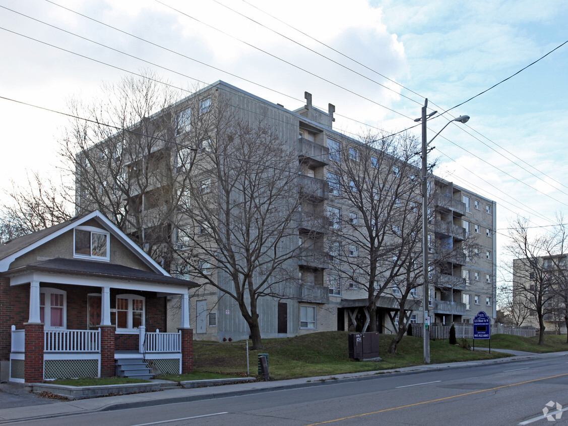 Building Photo - 123 Bloor St W