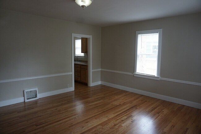 Building Photo - Cute Bungalow in Established Lakewood Neig...