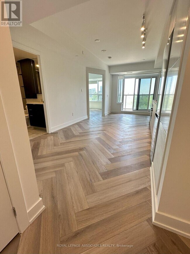 Photo du bâtiment - 717-718 CEDARLAND Dr