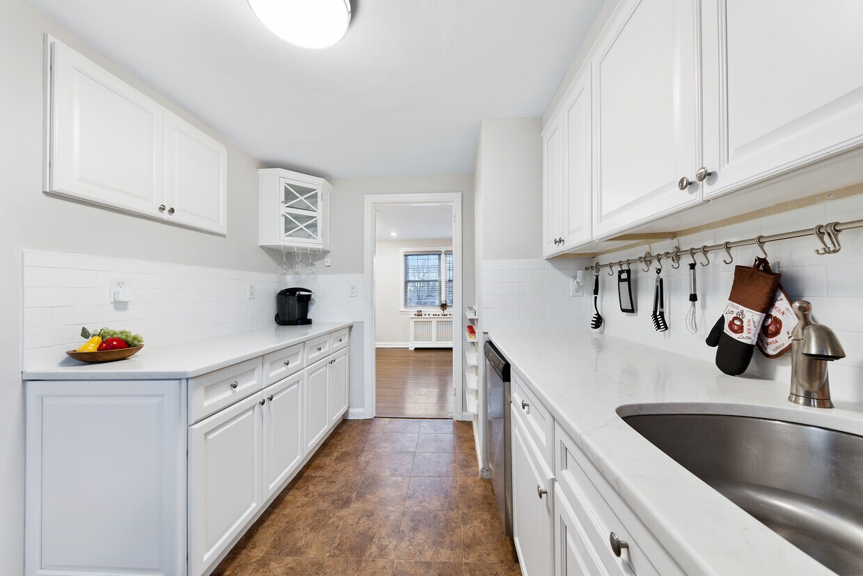 Primary Photo - 311 Lincoln Park E