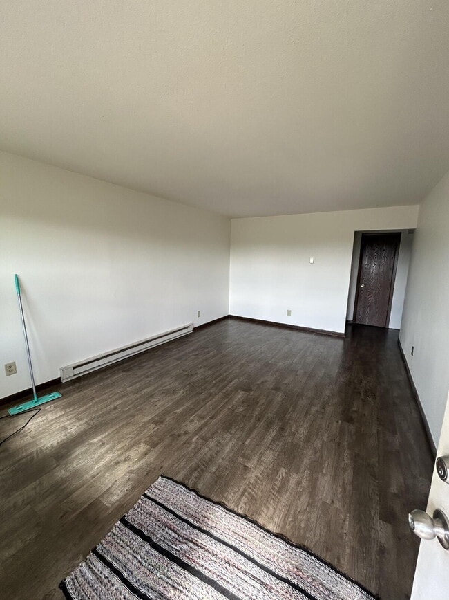 Building Photo - 3 Bedroom Duplex with Attached Garage & La...