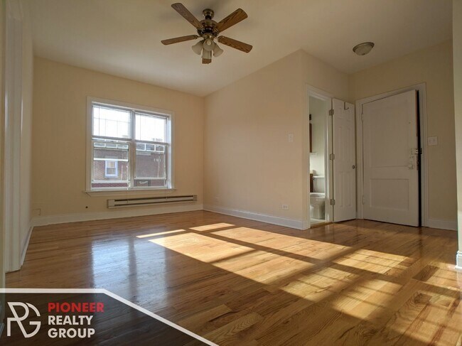 Building Photo - 949 W Cornelia Ave