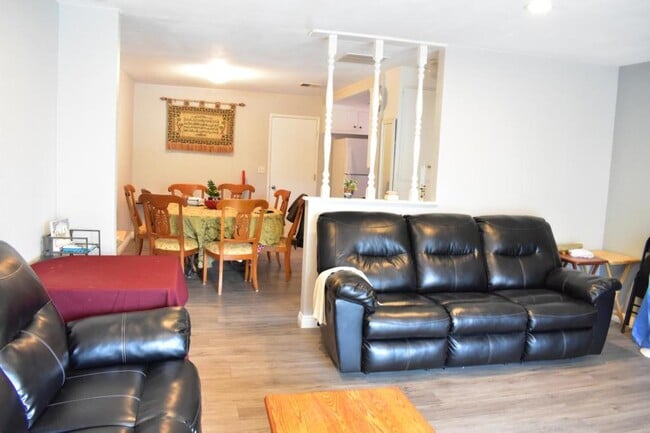 Foto del edificio - 17330 Curtis Ave