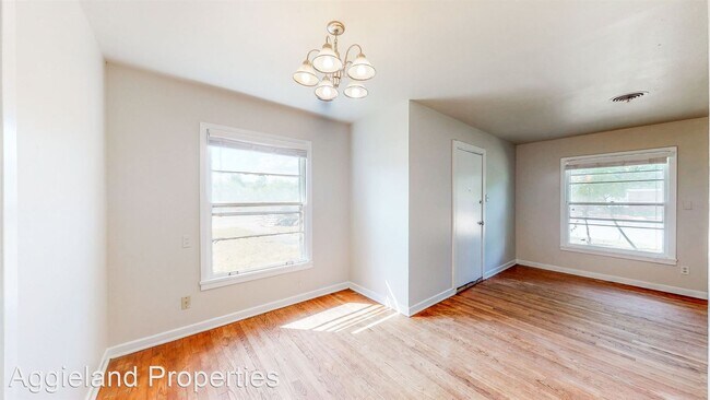 Building Photo - 3 br, 1.5 bath House - 200 George Bush Dri...