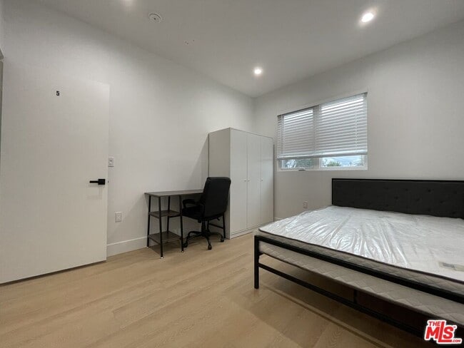 Foto del edificio - 1340 W 37th St