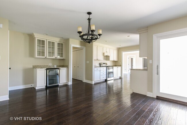 Building Photo - 367 Sunset Dr