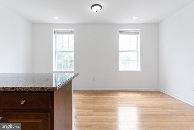 Foto del edificio - 227 E Girard Ave