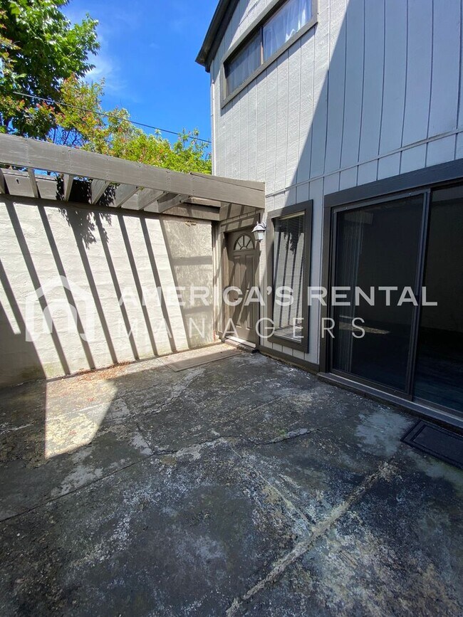 Foto del edificio - Cozy Condo for rent in the heart of Highland Park!! SHORT TERM LEASE! AVAILABLE NOW!! **Newly ren...
