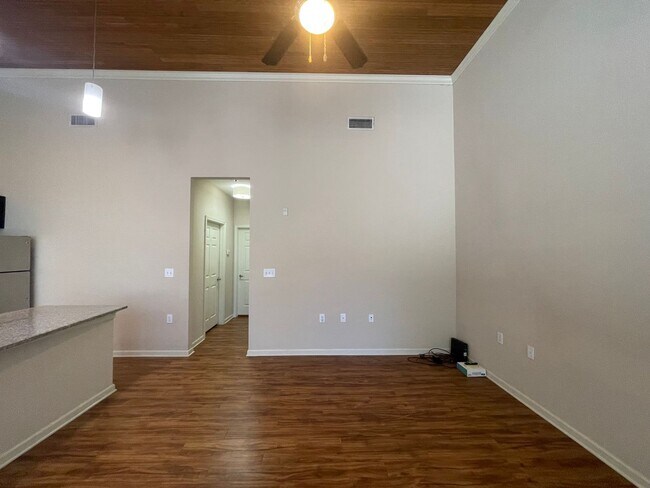 Building Photo - One Bedroom Apartment in Great Downtown Lo...