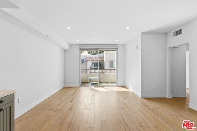 Foto del edificio - 627 Deep Valley Dr