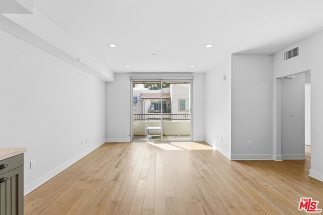 Building Photo - 627 Deep Valley Dr
