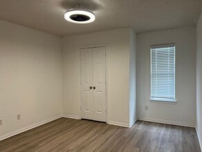 Building Photo - 714 Parkview Cir