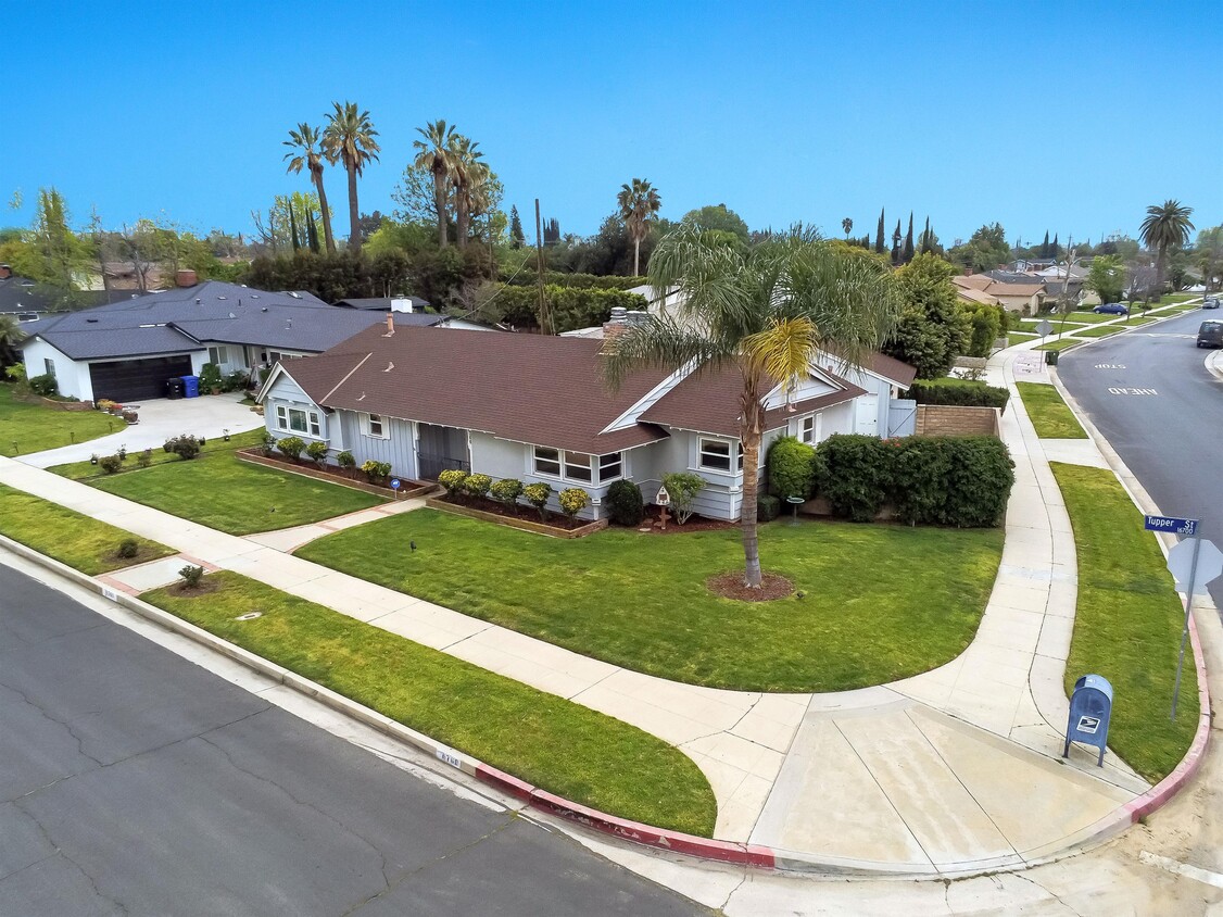 Foto principal - 16760 Tupper St