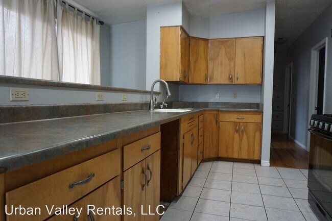 Foto del edificio - 5 br, 2 bath House - 3485 W. Meadowbrook Dr.